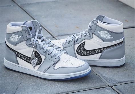 harga sepatu air jordan dior|x dior air jordan 1.